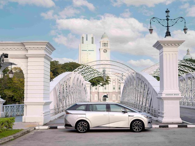 EL PRIMER XPENG X9 CON VOLANTE A LA DERECHA LLEGA AL SALÓN DEL AUTOMÓVIL DE SINGAPUR 2025, REDEFINIENDO EL MERCADO DE LOS MPV